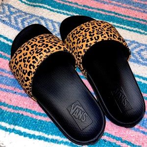 Girl’s Van’s off the Wall cheetah sliders🤎